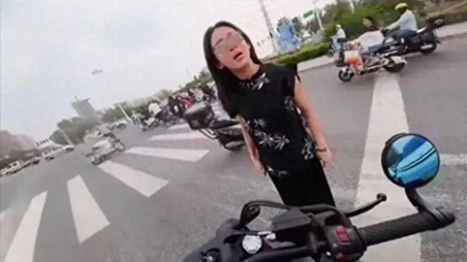 续：女司机气到流产公布完整行车记录仪麻将胡了app河北女司机与骑手冲突后(图2)