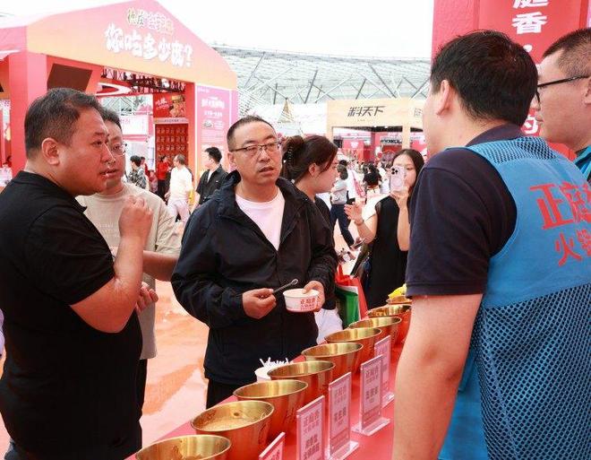 庭香火锅麻酱亮相2025重庆火博会PG麻将胡了创新传统蘸料体验！正(图5)