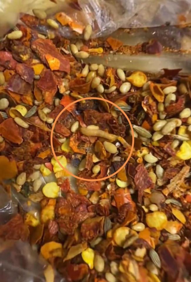 料爬出活虫 商家赔偿300元麻将胡了2男子点外卖发现蘸