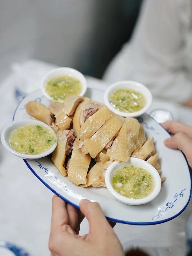 白切鸡？ “鸡有鸡味”追求食物的本味PG麻将胡了广东广西人为什么喜欢吃(图1)